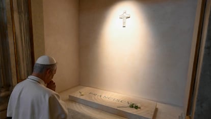 León XIV reza, el sábado, ante la tumba del papa Francisco en Roma.
