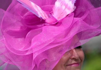 Una mujer porta un gran sombrero rosa en Ascot.