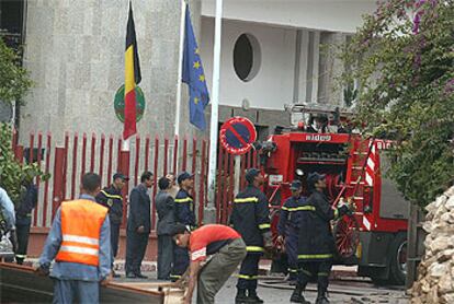 Un equipo de bomberos de Casablanca trabajaba ayer frente al Consulado de Bélgica.