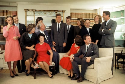 La familia Kennedy y sus parejas, la noche en la que conocieron la victoria de John F. Kennedy en las presidenciales de 1960. Jean es la tercera por la izquierda de los que están de pie.