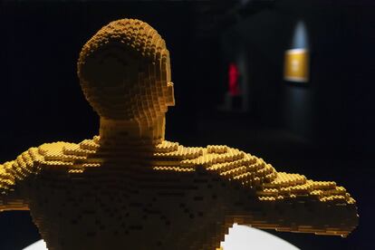 Vista de una pieza de arte de Nathan Sawaya durante la presentación de su exposición LEGO 'El Arte del Ladrillo', en Ginebra (Suiza).