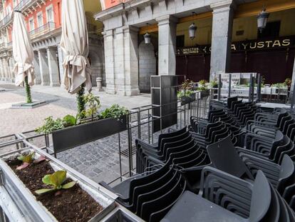 Terraza cerrada en el local Casa Yustas en la Plaza Mayor de Madrid durante el confinamiento.