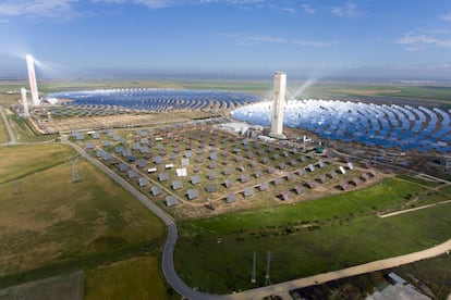 Planta solar de Abengoa en la localidad sevillana de Sanlúcar la Mayor.