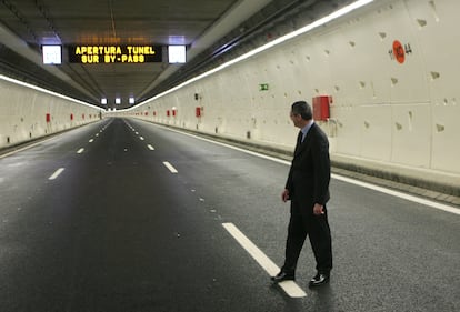 El entonces alcalde de Madrid, Alberto Ruiz-Gallardón, durante la inauguración del túnel sur del baipás sur de la M-30, el 8 de mayo de 2007.