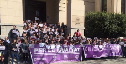 Concentración por el 8 de Marzo ante el Rectorado de la Universitat de València.
