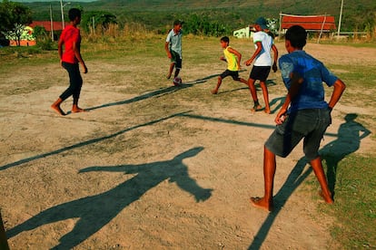 En un pueblo de 11.000 habitantes al sur de Tocantins, un grupo de niños estrena la nueva pelota.
