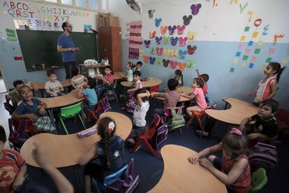 Más de la mitad (55%) de los refugiados sirios entre 3 y 18 años registrados por Acnur en Líbano no va a la escuela, mientras que el 35% de estos 631.209 niños y niñas frecuenta escuelas públicas, según Unicef. Solo un pequeño porcentaje (10%) estudia en centros de enseñanza privados.
