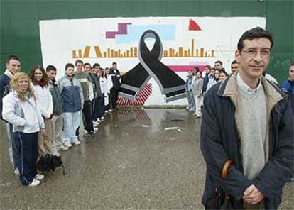 Juan Cordero, rodeado de alumnos en el instituto donde trabaja, el Luis Braille, de Coslada.