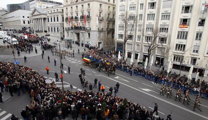 El cortejo fúnebre de Adolfo Suárez durante su recorrido hacia la plaza de Cibeles.