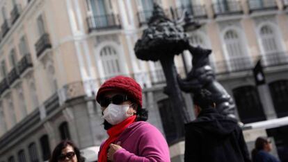 Una turista con mascarilla en la Puerta del Sol de Madrid. 
