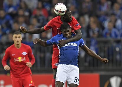 Dayot Upamecano, del Schalke 04, y Breel Embolo, del Salzburgo, disputan el balón.