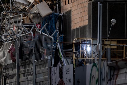 Centros sociales okupados el Kubo y la Ruïna en el barrio de la Bonanova con fecha prevista de desalojo para mañana.
En la imagen, un miembro de los centros okupados soldando uno de los accesos para dificultar el acceso de la policía.