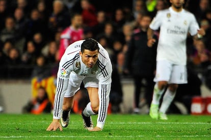 Cristiano Ronaldo se levanta tras una caída.