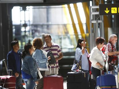 Viajeros en el aeropuerto de Barajas, en Madrid. 