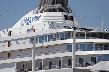 El crucero Seven Seas Navigator atracado en el puerto de Barcelona.