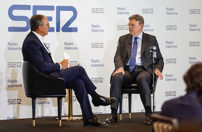 El expresidente de la Generalitat Ximo Puig, en los Encuentros SER, entrevistado por el director regional de la cadena, el periodista Bernardo Guzmán.