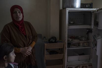 Samira Abdala de pie junto a su nevera vacía en la ciudad libanesa de Trípoli, donde más del 70% de los habitantes son pobres.