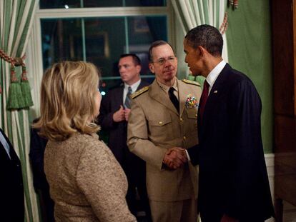 Obama saluda al almirante Mike Mullen, jefe de la Junta de Estado Mayor, ante Hillary Clinton.