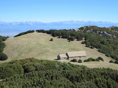 Vista de la ladera norte de las Peñas de Santo Domingo, donde se hallaba el monasterio de San Esteban de Oraste y su ermita.