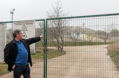 Javier Gutiérrez, de Ecologistas en Acción, enseña las instalaciones.