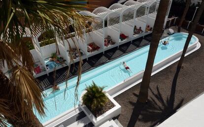 Vista de la alargada Cabana Pool, de 32 metros por 80 centímetros, en el hotel Gold by Marina, en Maspalomas (Gran Canaria).