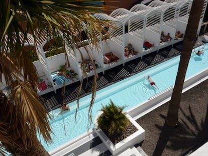 Vista de la alargada Cabana Pool, de 32 metros por 80 centímetros, en el hotel Gold by Marina, en Maspalomas (Gran Canaria).