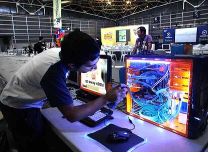 Participantes en la última Campus Party instalan sus ordemadores en el recinto de la Feria de Valencia.