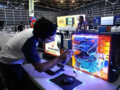 Participantes en la última Campus Party instalan sus ordemadores en el recinto de la Feria de Valencia.