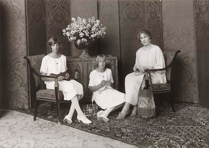 'La reina Victoria Eugenia haciendo ganchillo con las infantas Beatriz y María Cristina, para el ropero de Caridad de Santa Victoria', hacia 1920