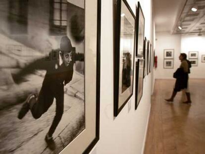 Una vista del montaje de la historia de la fotografía en España, con una obra de Cristóbal Jara en primer término, en el Círculo de Bellas Artes.