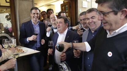 El presidente del Gobierno, Pedro Sánchez, junto a otros miembros del PSE-EE en San Sebastián.