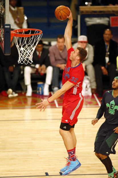 Blake Griffin se eleva sobre el aro.