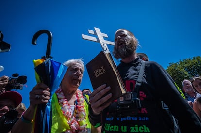 Un manifestantes portando la Biblia protesta en contra de la marcha del Orgullo de Budapest, el sábado 28 de junio.