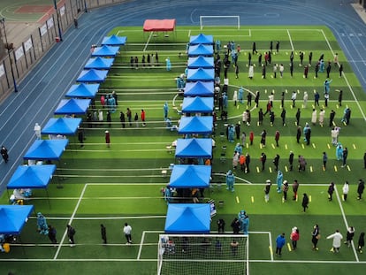 Residentes de Tianjin (China) en un campo de fútbol habilitado para realizar pruebas masivas de coronavirus, el pasado domingo 9 de enero.