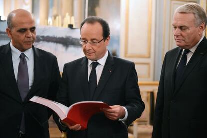 Hollande, centro, en un acto en El El&iacute;seo.