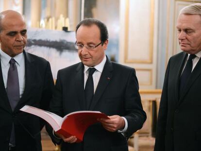 Hollande, centro, en un acto en El Elíseo.