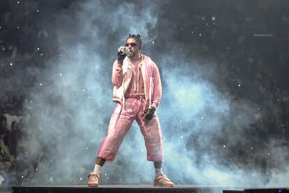 Bad Bunny canta durante un concierto en Miami de su gira El Último Tour Del Mundo, en abril pasado.