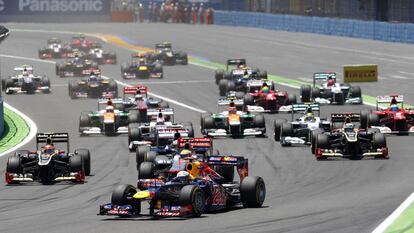 Vettel encabeza la carrera en la primera curva, con Alonso en el extremo derecho de la imagen.