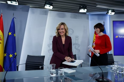 La ministra de Educación y portavoz del Gobierno, Pilar Alegría y la ministra de Ciencia, Diana Morant, tras la rueda de prensa posterior al Consejo de Ministros.