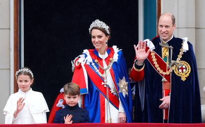 Kate Middleton y el príncipe Guillermo con dos de sus hijos, Carlota y Luis, durante la coronación de Carlos III, el 6 de mayo de 2023. La princesa de Gales y su hija llevan diademas a juego creadas por Jess Collet. 