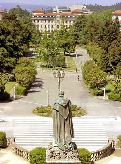 Campus de Santiago, con la escultura de Figueroa que costearon los figueroístas, en primer plano.