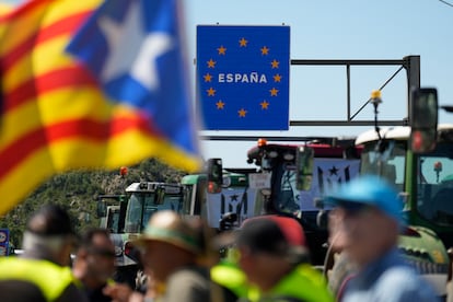 Farmers block the AP-7 highway with tractors, near the border between France and Spain, in La Jonquera (Girona) this Monday.