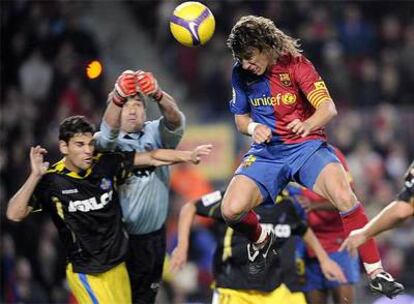 Puyol cabecea un córner ante la oposición de Gavilán y Abondanzieri.