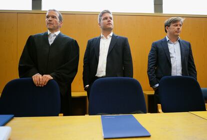 Zac de Kievit (derecha), entonces  director de Uber en Alemania, con un abogado y otro ejecutivo, para objetar una decisión contra jurídica en contra de la empresa en Frankfurt (Alemania), en 2014.