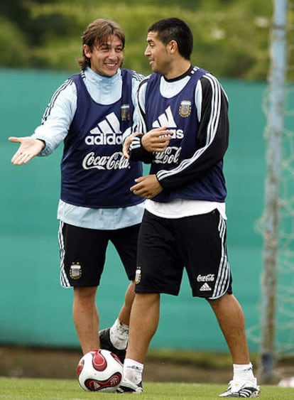 Riquelme, junto a Henize, durante un entrenamiento de la selección argentina