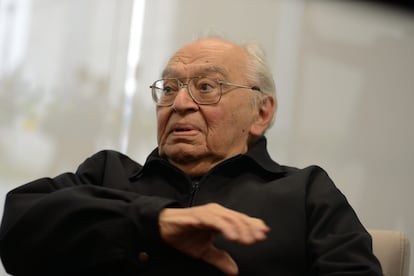 Gustavo Gutiérrez, en una rueda de prensa en Lima (Perú) en julio del 2023.