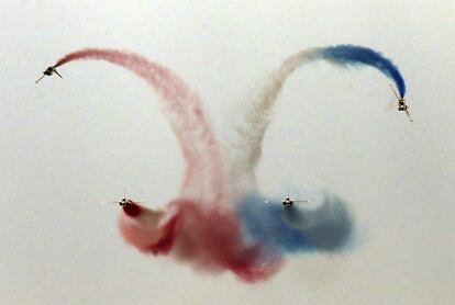 Pilotos de las Águilas Negras, de la Fuerza Aérea de corea del Sur, durante una demostración acrobática en el Salón Aeronáutico de Gyeonggi, en Suwon, Coresa del Sur.