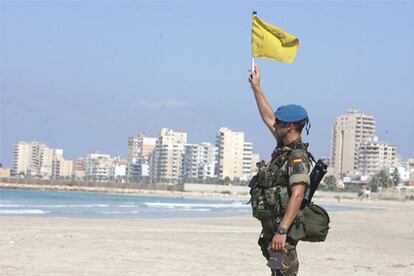 Este grupo de avanzadilla preparará el despliegue de los 566 soldados españoles que mañana desembarcarán en la ciudad de Tiro, en el sur del país. Se espera que tres de los cuatro barcos españoles que salieron de España el pasado viernes desde la base naval de Rota (Cádiz) lleguen a Tiro el viernes y se queden varios días en la zona hasta completar el despliegue, que se efectuará en la región alrededor de la ciudad suroriental de Marjayoun.