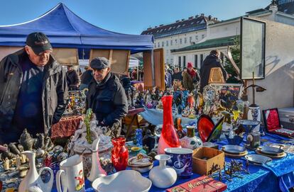 El mercado más famoso de Viena es también un buen lugar para picar algo. Nació como mercado de alimentación en el siglo XVIII, pero actualmente tiene muchos puestos de comida preparada repartidos en los 500 metros que ocupa en la avenida Linke Wienzeile de la capital austriaca. Allí se puede probar desde un <i>schnitzel</i> (escalope vienés) a un <i>shakshouka</i> típico de Oriente Próximo, a base de huevos escalfados en salsa de tomates, chiles y cebolla. El extremo occidental (Kettengasse) ofrece toda clase de carnes, fruta y verdura (incluidas variedades exóticas), especias, vinos, quesos, olivas, especialidades indias, y puestos fabulosos de kebab y falafel. También hay unos cuantos restaurantes para sentarse y 35 puestos rotativos que se adjudican, por ejemplo, a los granjeros, que ofertan sus productos de temporada. El mercado acaba en el extremo oriental con puestos que venden telas, joyas y baratijas indias. Cierra los domingos pero ese día festivo se instala un Flohmarkt (mercadillo) que es toda una institución vienesa, repleta de antigüedades y objetos de segunda mano. Hay siempre mucho ambiente, parecido al de los bazares de Europa oriental, con los productos apilados caóticamente en la acera.