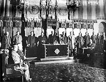 Francesc Macià, en el centro, en el primer congreso de municipios catalanes, celebrado en 1933.